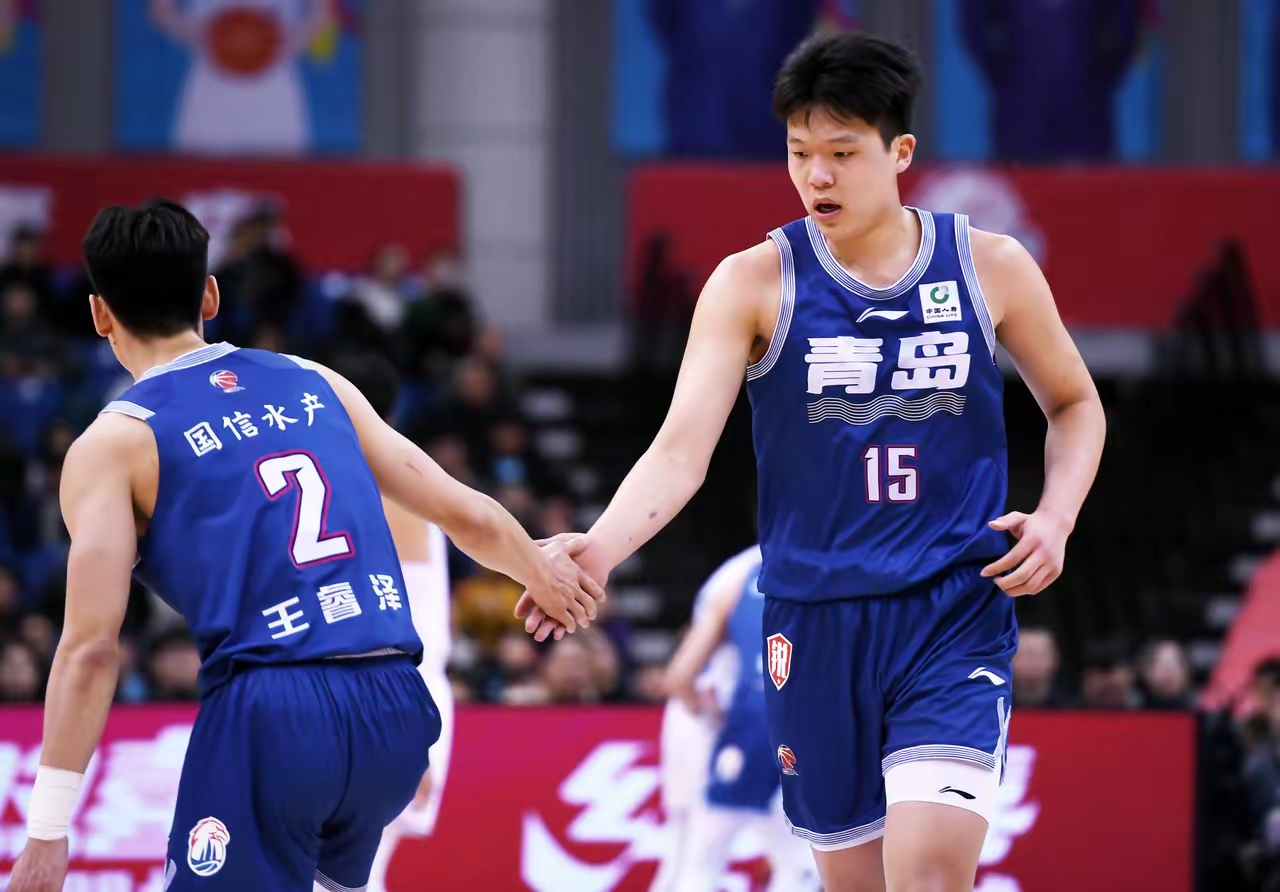 爱游戏-山东队完胜独行侠，周琦关键制胜