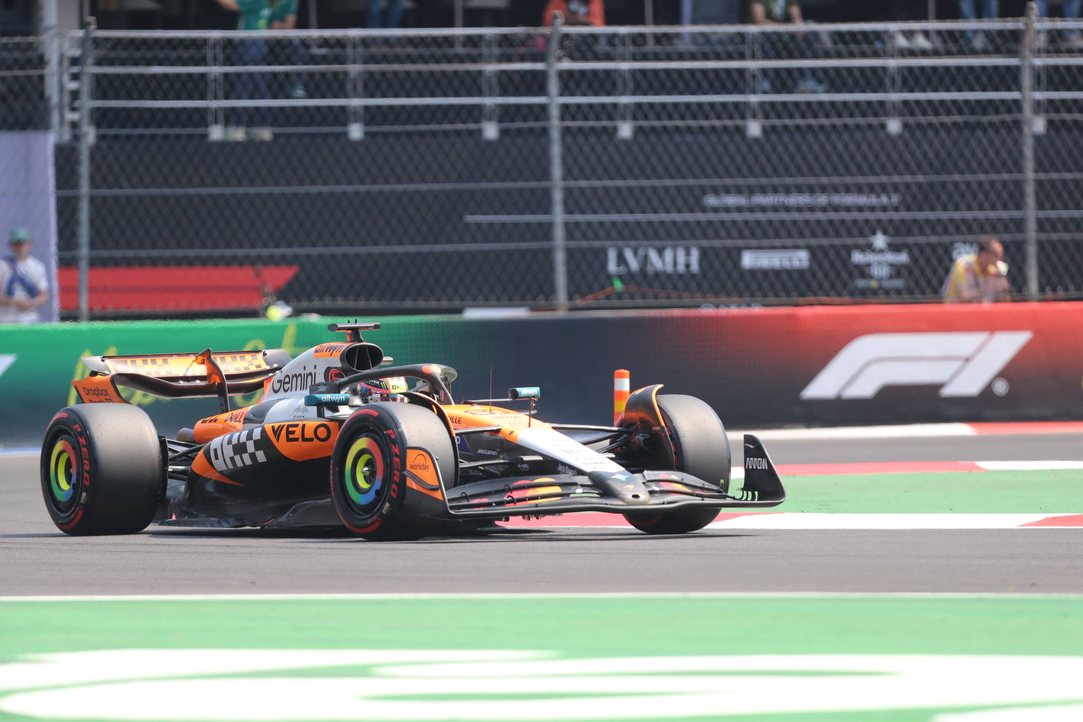 爱游戏体育-迈凯伦碾压哈斯车队，汉密尔顿高光表现