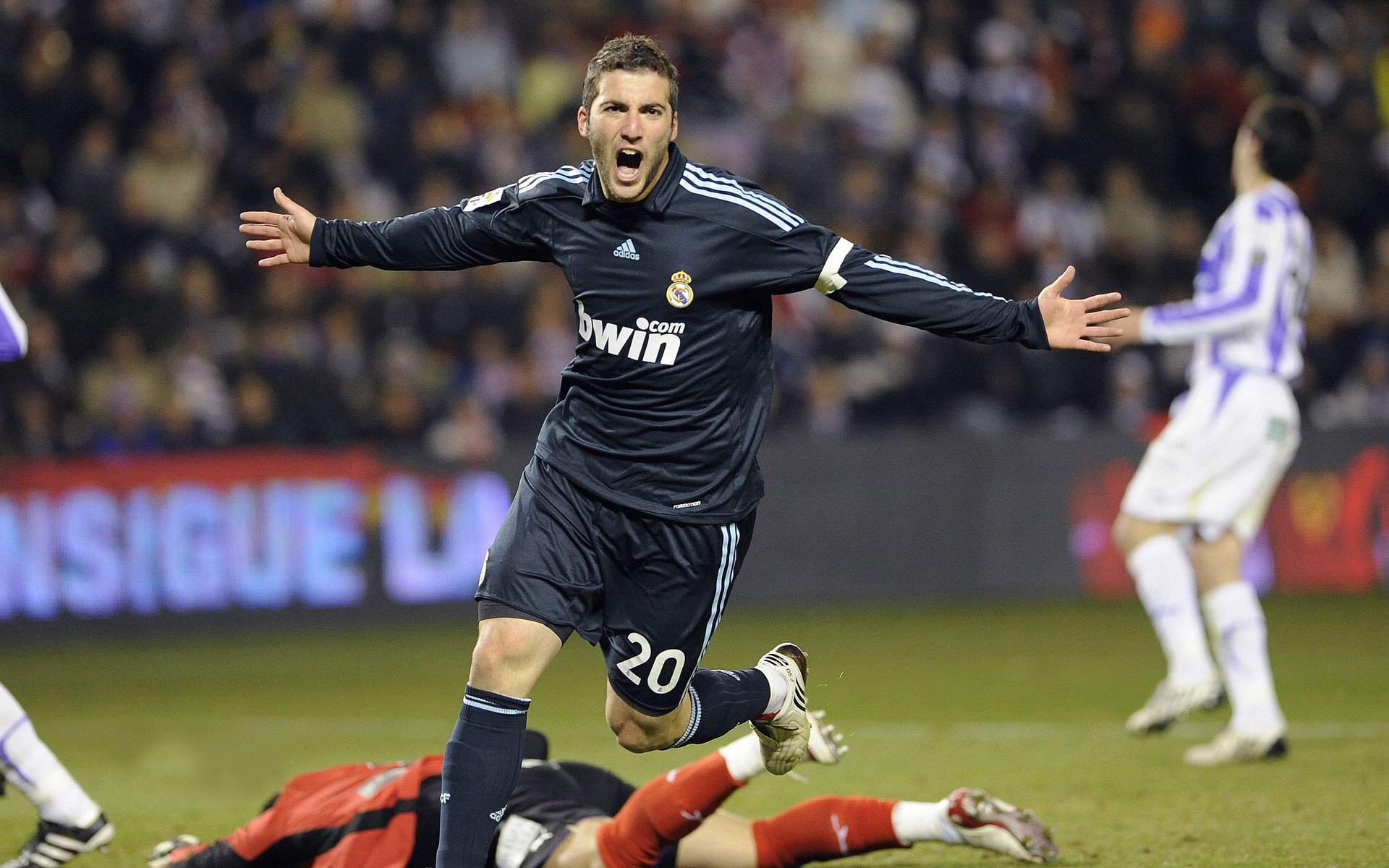 爱游戏官方入口-F1年度争冠之夜,杰伦格林完成自我救赎